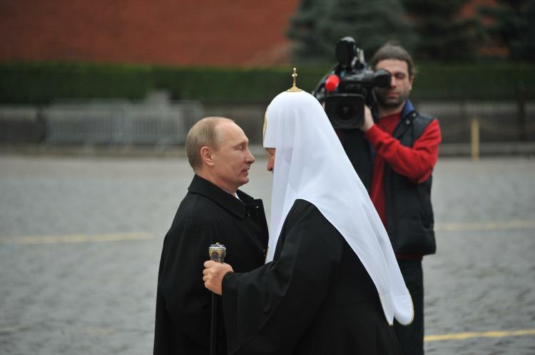 В детстве Путина тайно крестил отец патриарха Кирилла