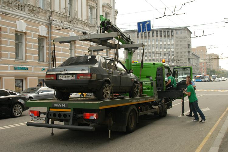 Эвакуатор с автомобилем загорелся в Санкт-Петербурге