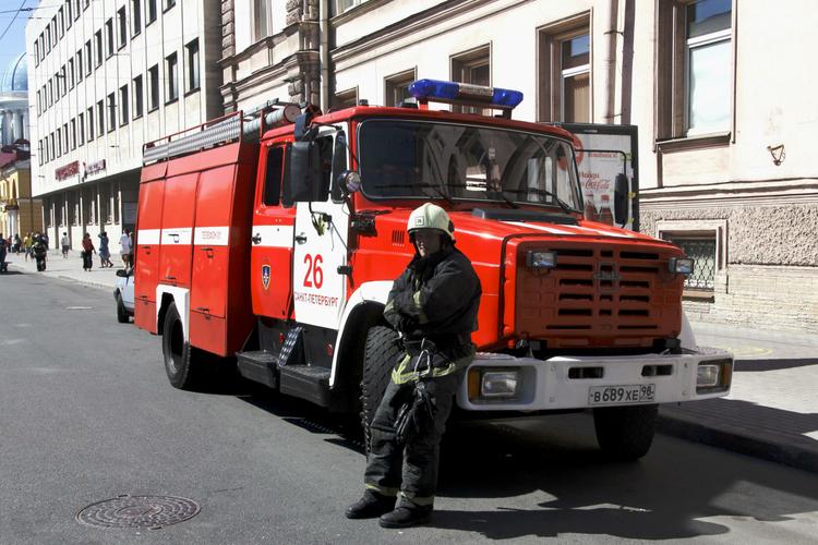 В московской многоэтажке бушует пожар, есть жертвы