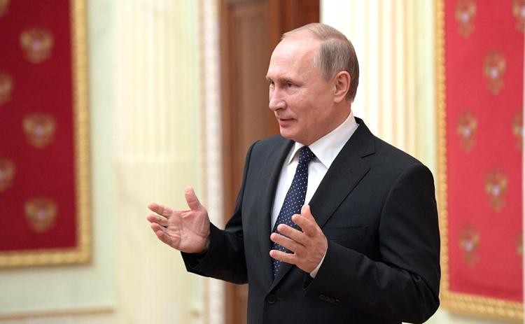 Трибуна Путина в Кремле стала популярной - гости стоят в очереди за селфи