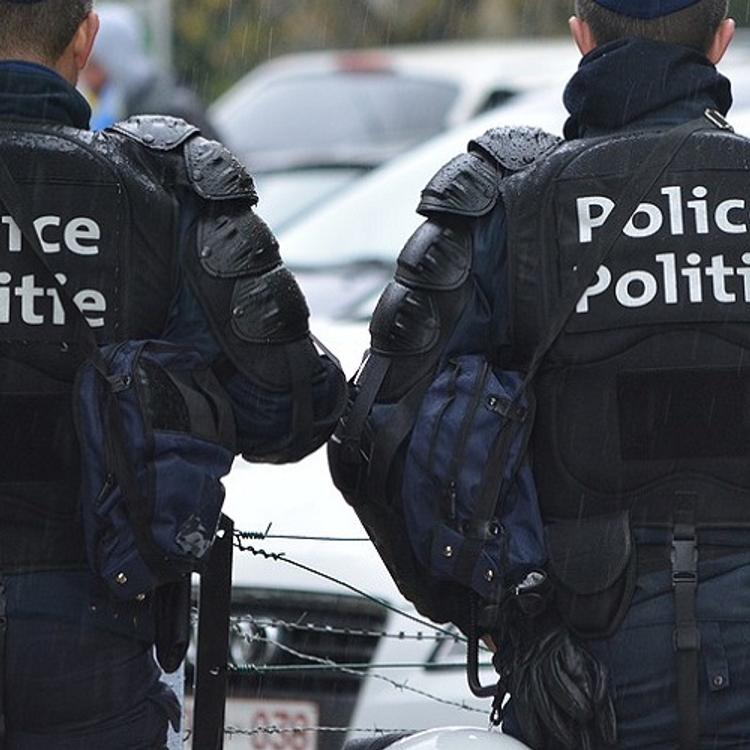 В Париже вооруженный грабитель удерживает заложников в здании турфирмы