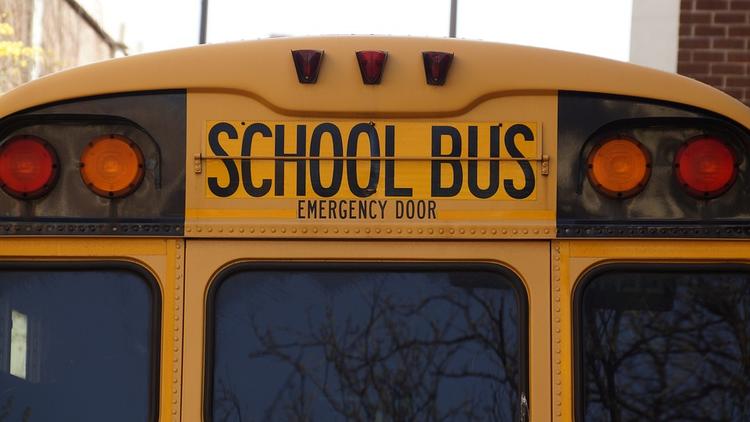 Школьный автобус с детьми перевернулся в Канаде