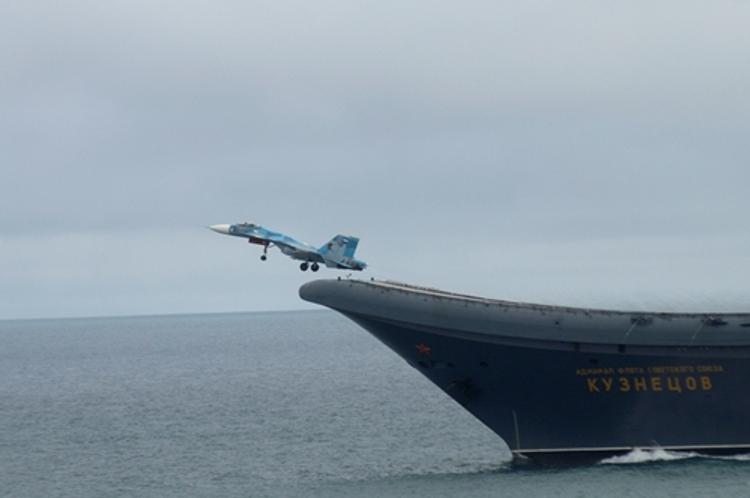 СМИ: Су-33 с крейсера "Адмирал Кузнецов" упал из-за ошибки пилота