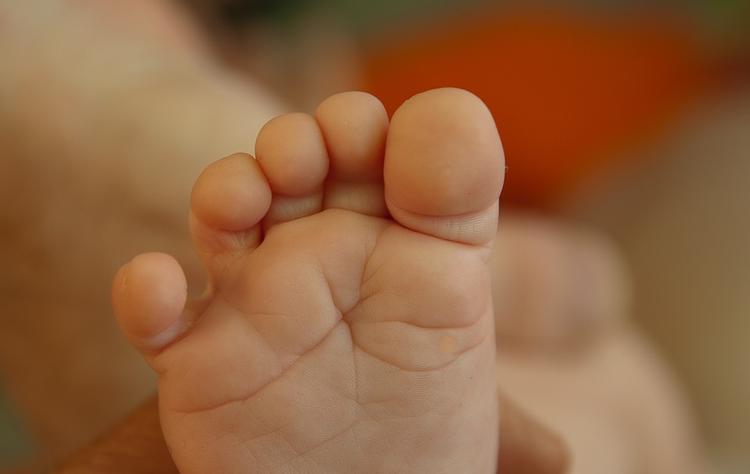 Семимесячного ребенка ударило током от гирлянды в Омске
