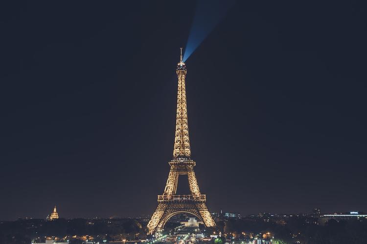 Эйфелева башня в Париже из-за забастовок закрыта уже третий день