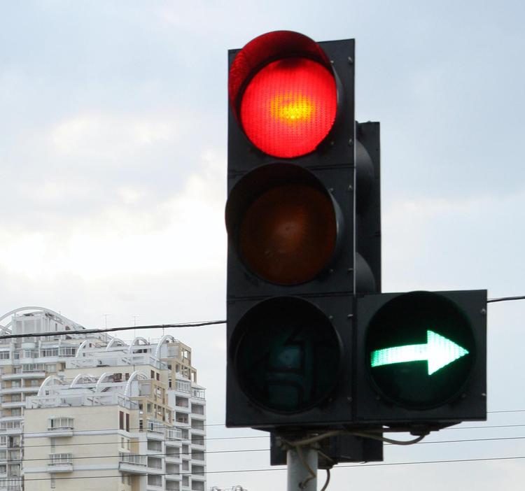 Traffic light red. Красный сигнал светофора. Японский светофор. Красный сигнал светофора для пешеходов. Светофор для автобусов.