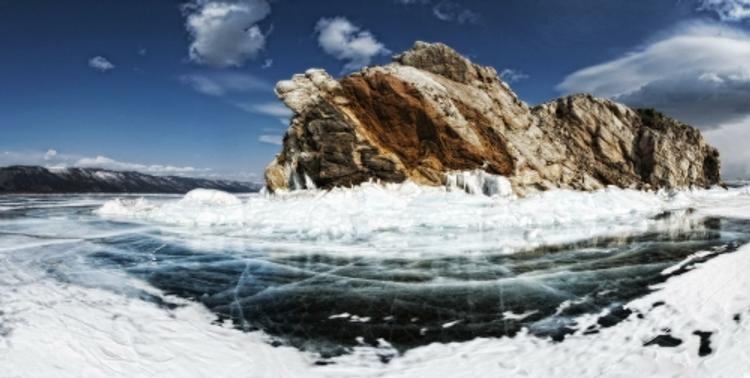 На Байкале "УАЗ" с рыбаками провалился под лед, погибло три человека