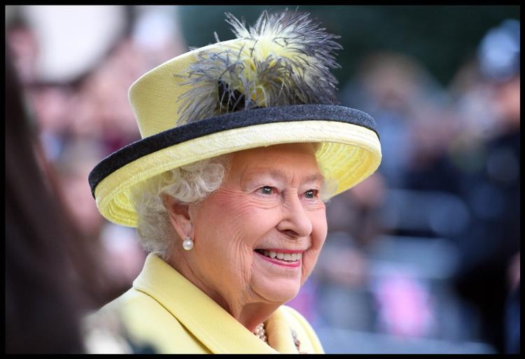 В Сеть попал новый официальный портрет королевы Елизаветы II (ФОТО)