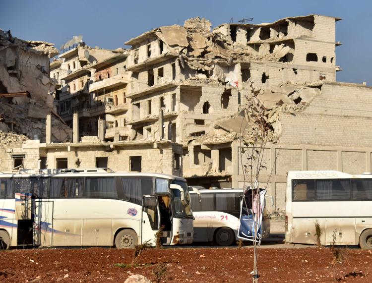 Из восточных кварталов Алеппо выехала вторая колонна с боевиками