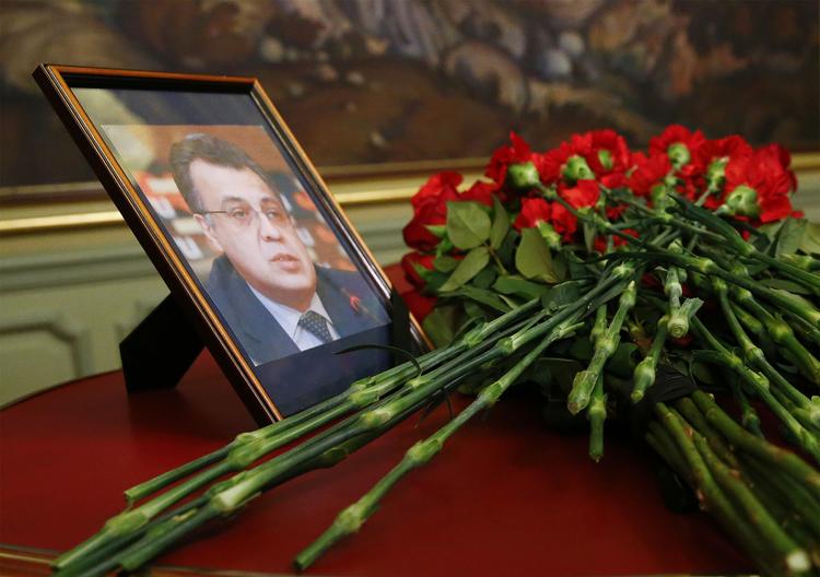 В Москве началось прощание с погибшим послом Андреем Карловым