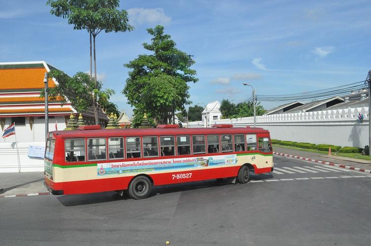 В Таиланде опрокинулся автобус со студентами