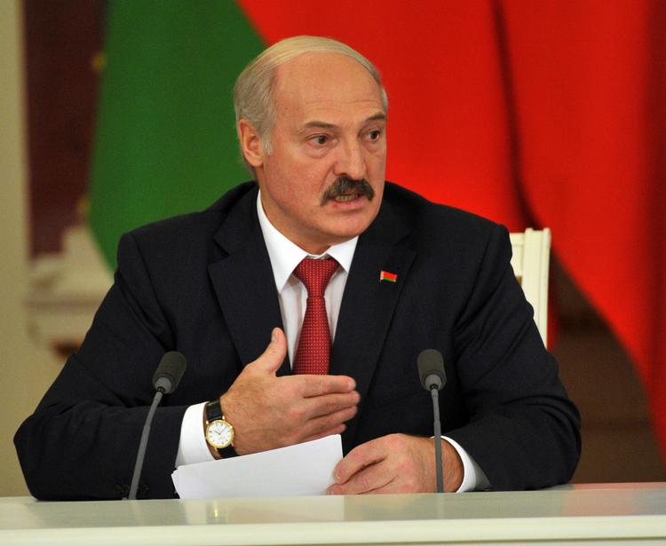 Лукашенко подарил экс-президенту Украины красного петуха