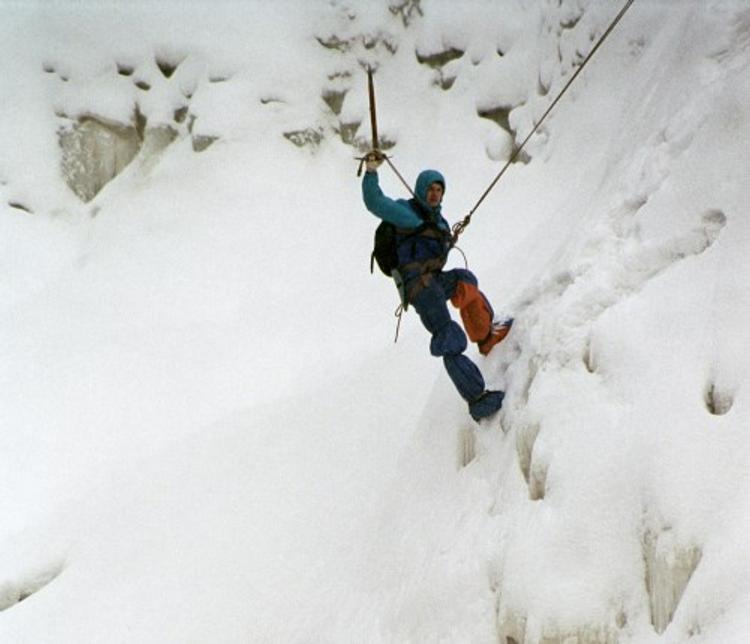 Турист на Эльбрусе чудом выжил после падения в пропасть