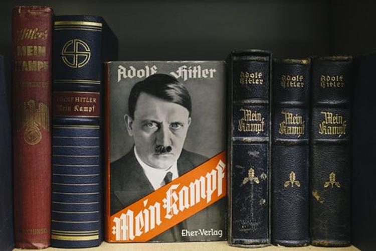 В Германии бестселлером стала книга Адольфа Гитлера