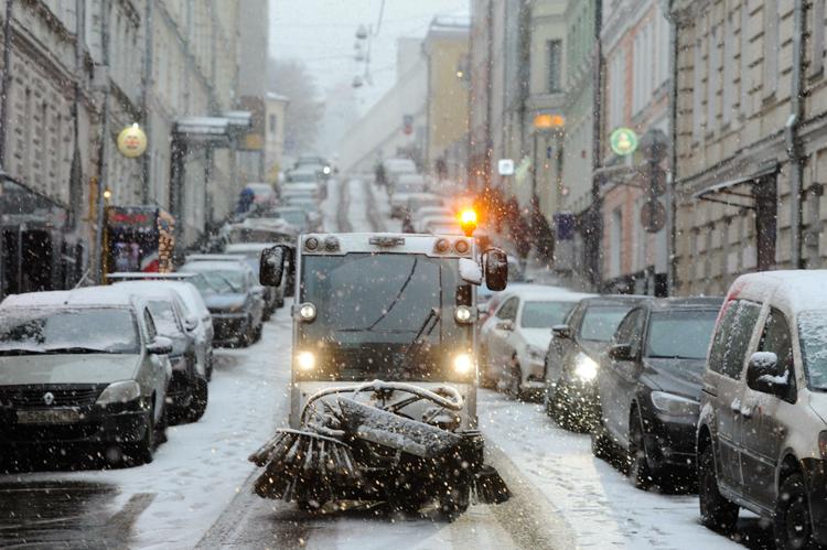 Москвичам советуют как можно быстрее покинуть улицы