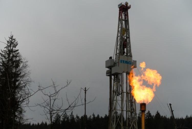 Под Оренбургом горит газо-нефтяная скважина