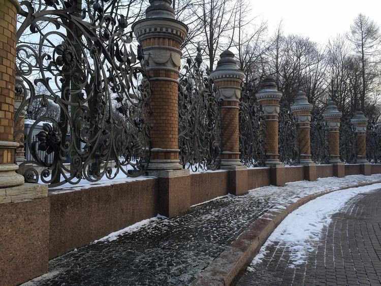 Необычные световые столбы появились в небе над Петербургом в Рождество (ФОТО)