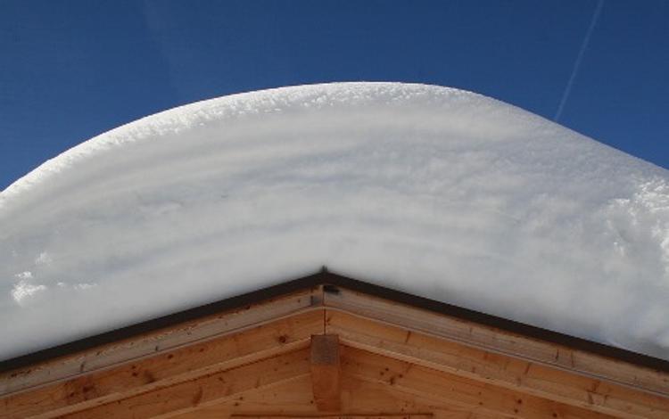 В Ижевске снег проломил крышу многоэтажки