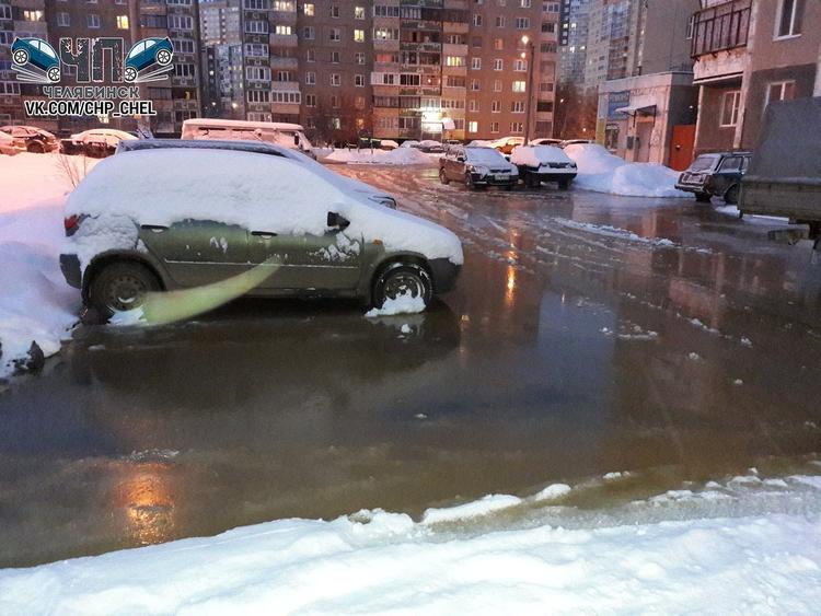 В Челябинске из-за потопа и мороза в лед вмерзли десятки машин