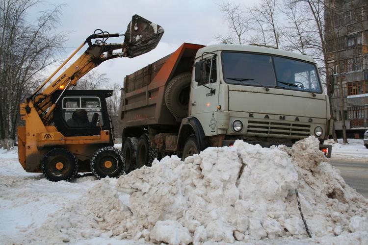 Тефтелев обещал наказать всех, кто вывозит снег в неположенное место