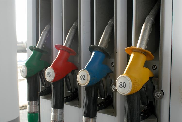 Стало известно, сколько в 2017 году будет стоить бензин в России