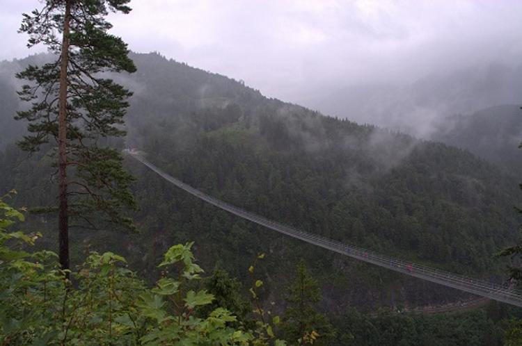 В Колумбии подвесной мост с людьми перевернулся вокруг оси