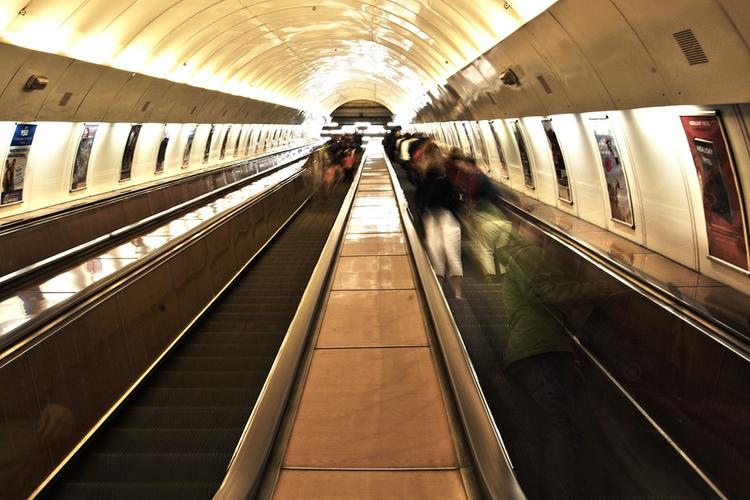Две станции московского метро закрывают для замены эскалаторов