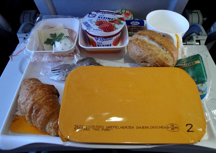 Что случилось с едой в самолетах?