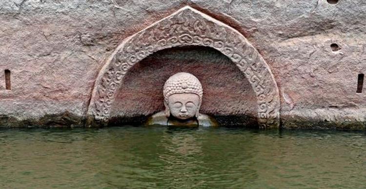 В Китайском водохранилище скрывалась 600-летняя статуя Будды (ФОТО)