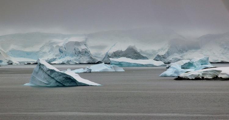 Страшную гигантскую трещину в Антарктиде снял на видео беспилотник ВИДЕО