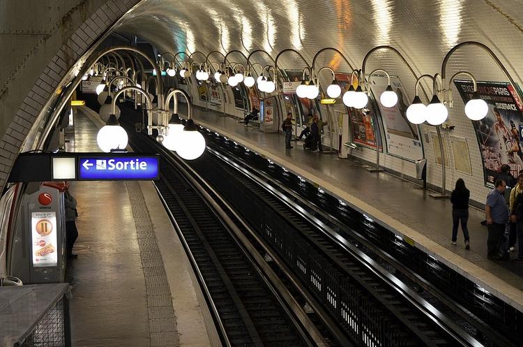 В парижском метро пассажиров атаковал человек с ножом