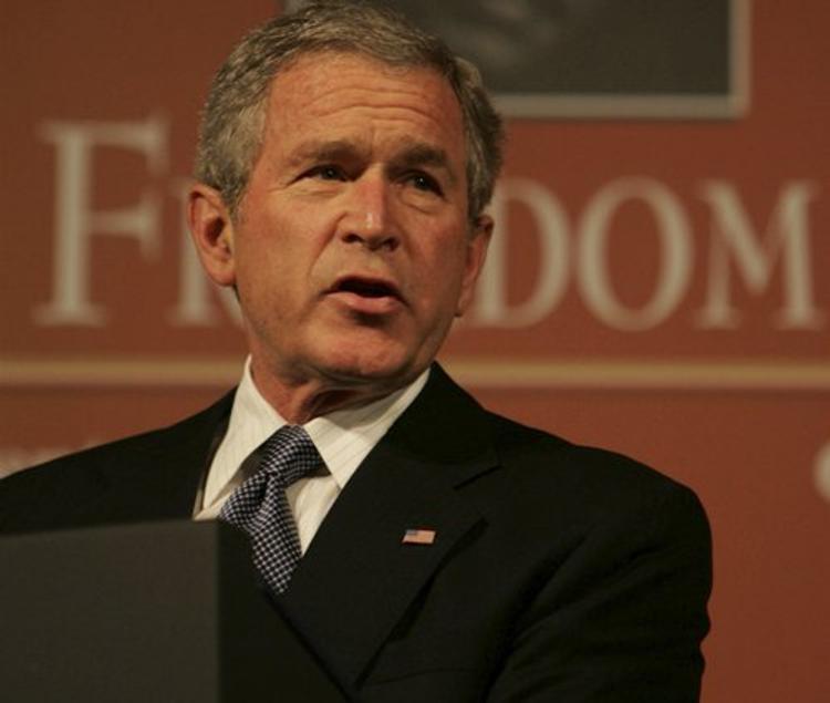 Джордж Буш-младший проиграл сражение с дождевиком на инаугурации Трампа
