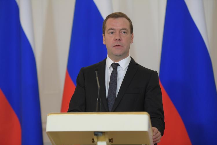 Медведев советует не надеяться на отмену санкций против РФ