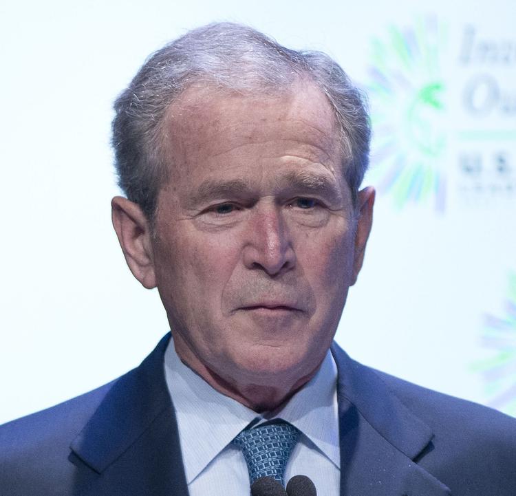 Джордж Буш в дождевике стал мемом (ФОТО)