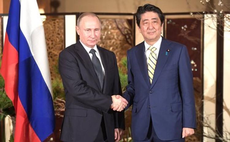 Абэ рассказал о выраженном Путину сожалении из-за российских военных на Курилах