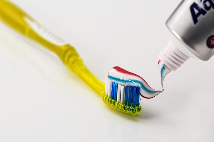 В зубной пасте и жвачке обнаружен канцероген, вызывающий рак