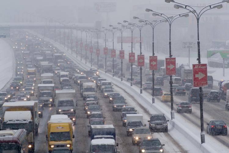 Автомобилисты негодуют: в Москве образовались многокилометровые пробки