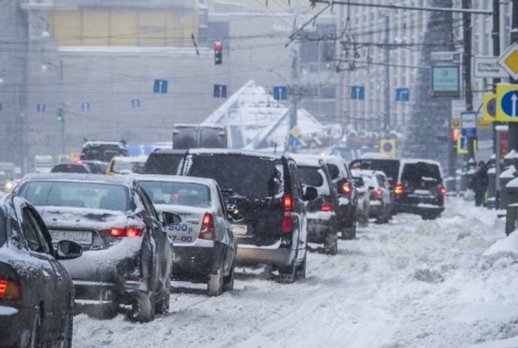 На дорогах Москвы стоят утомительные пробки из-за снегопада