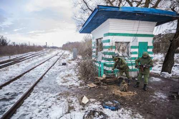 Украинские силовики устроили ночной обстрел ЛНР и ранили двух человек