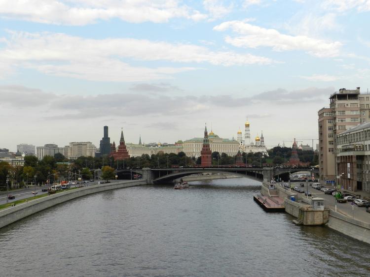 В Москве сотрудник ДПС спас тонущую девушку из упавшей в реку машины (ВИДЕО)