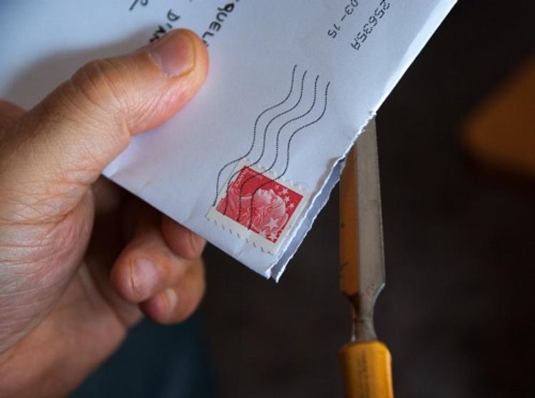 Месть по-итальянски: пенсионер 10 лет слал политикам письма с фекалиями