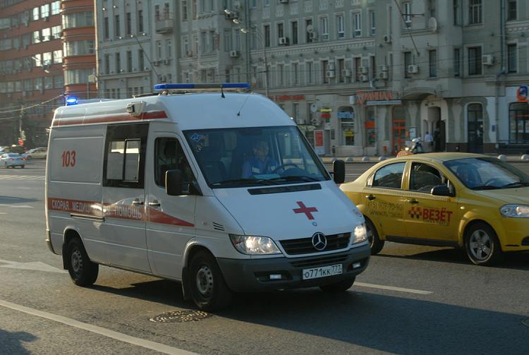 Под Ярославлем в ходе аварии врача "скорой помощи" выкинуло на дорогу (ВИДЕО)