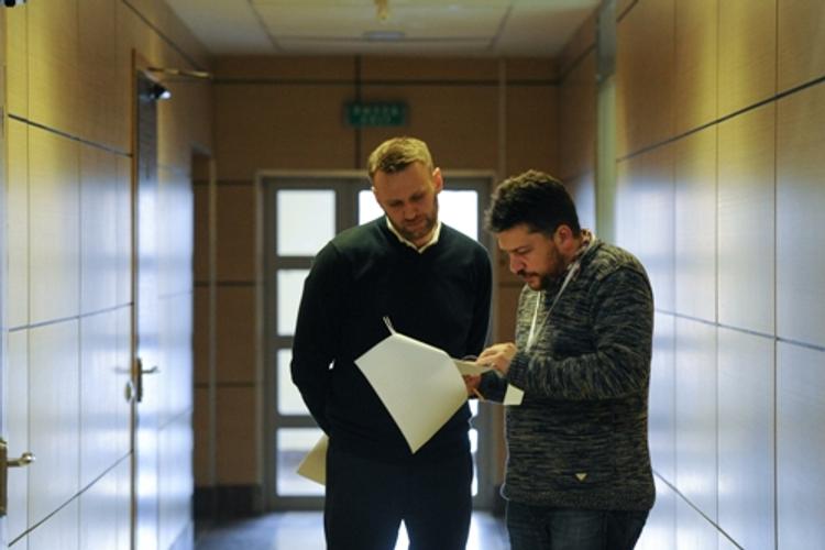 Навального принудительно доставят в кировский суд