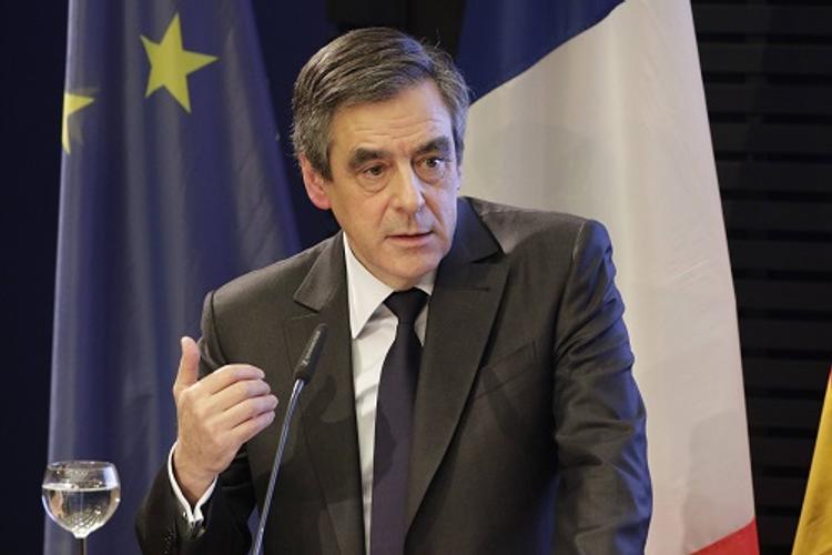 В парламенте Франции проходят обыски в связи с делом жены кандидата в президенты