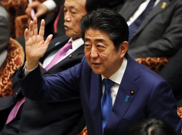 Японский премьер заявил, что хочет посетить Россию как можно скорее