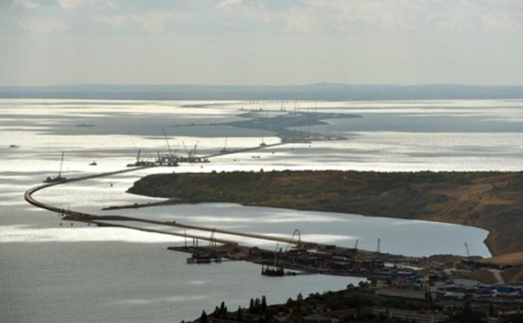 Строители начали сооружать морские пролеты Крымского моста