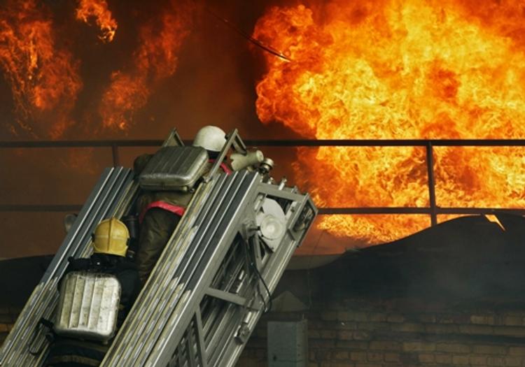 Новосибирские пожарные сняли с окна горящей квартиры «человека-паука»