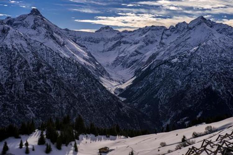 Лавина накрыла группу горнолыжников в Италии