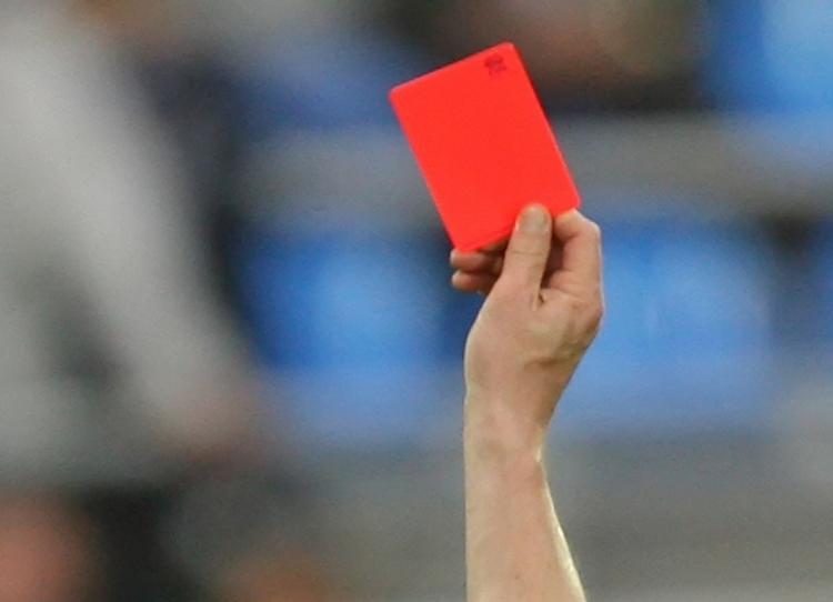 Австралийский футболист получил красную карточку еще до выхода на поле (ВИДЕО)