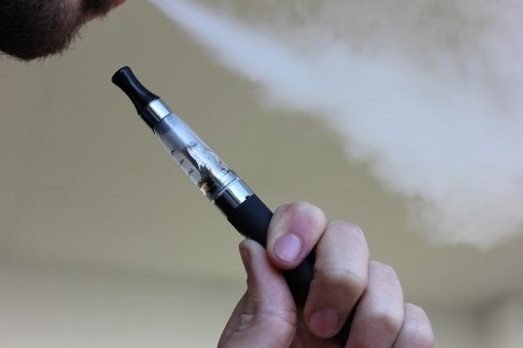 Медики признали вейпинг безопаснее курения табака